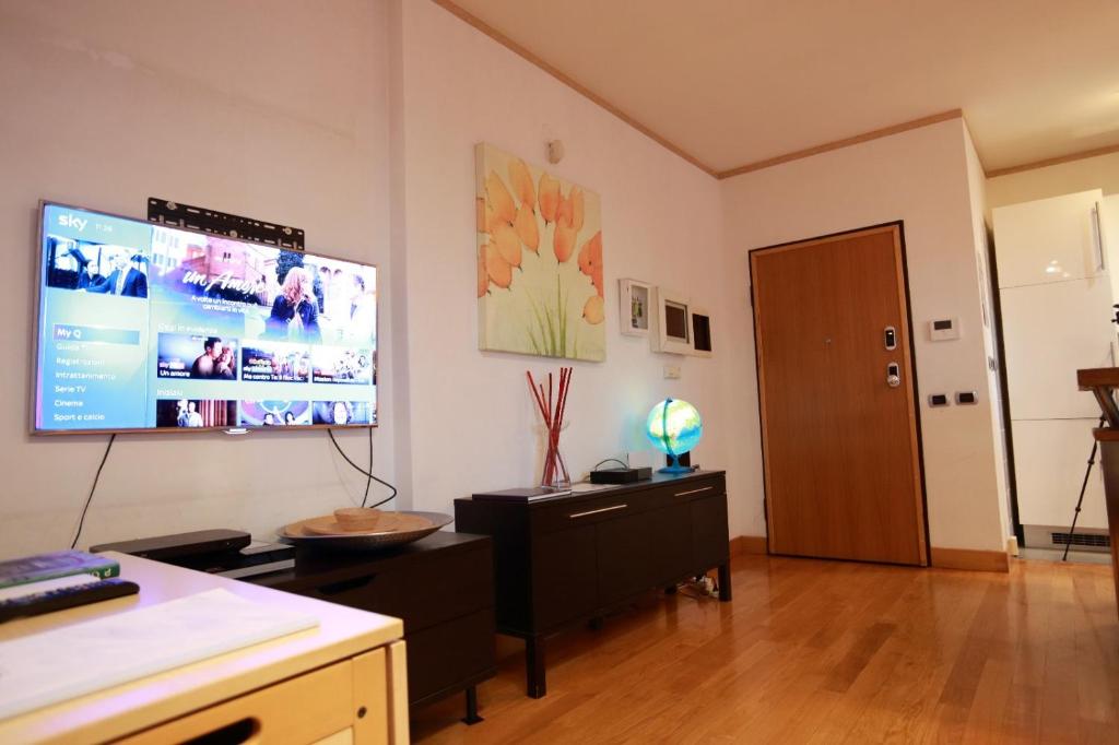 Telewizja i/lub zestaw kina domowego w obiekcie Home Sorbara "Luxury Home"