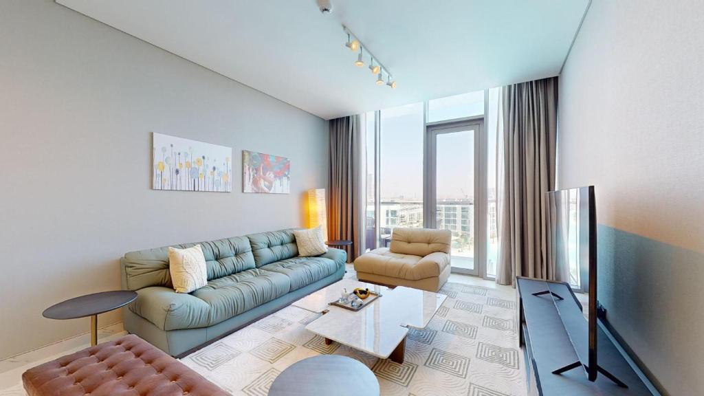 Primestay - District One Residences 16 - MBR في دبي: غرفة معيشة مع أريكة وطاولة