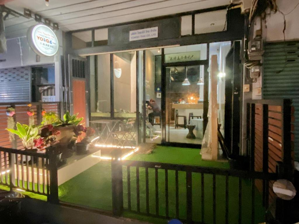 a front porch of a restaurant at night at YOWGO THAI guest House in Bangkok