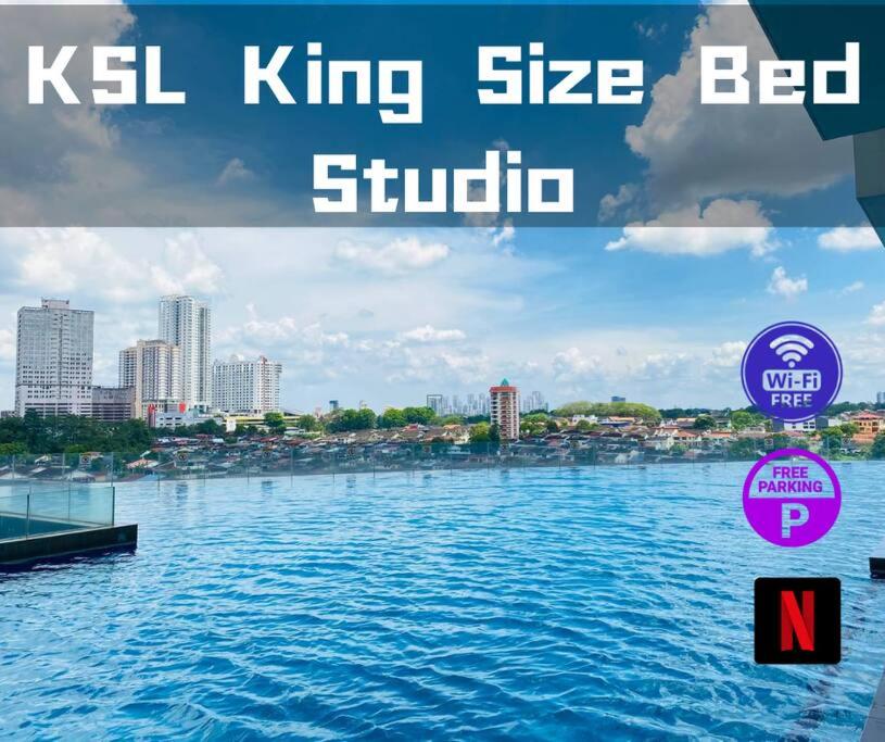 ジョホールバルにあるKSL D Esplanade King size bed Johor Bahru B9の大水面の都市像