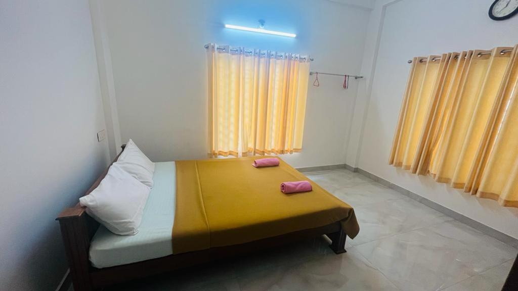 um pequeno quarto com uma cama amarela num quarto em Casa valley peruim villa em Anachal