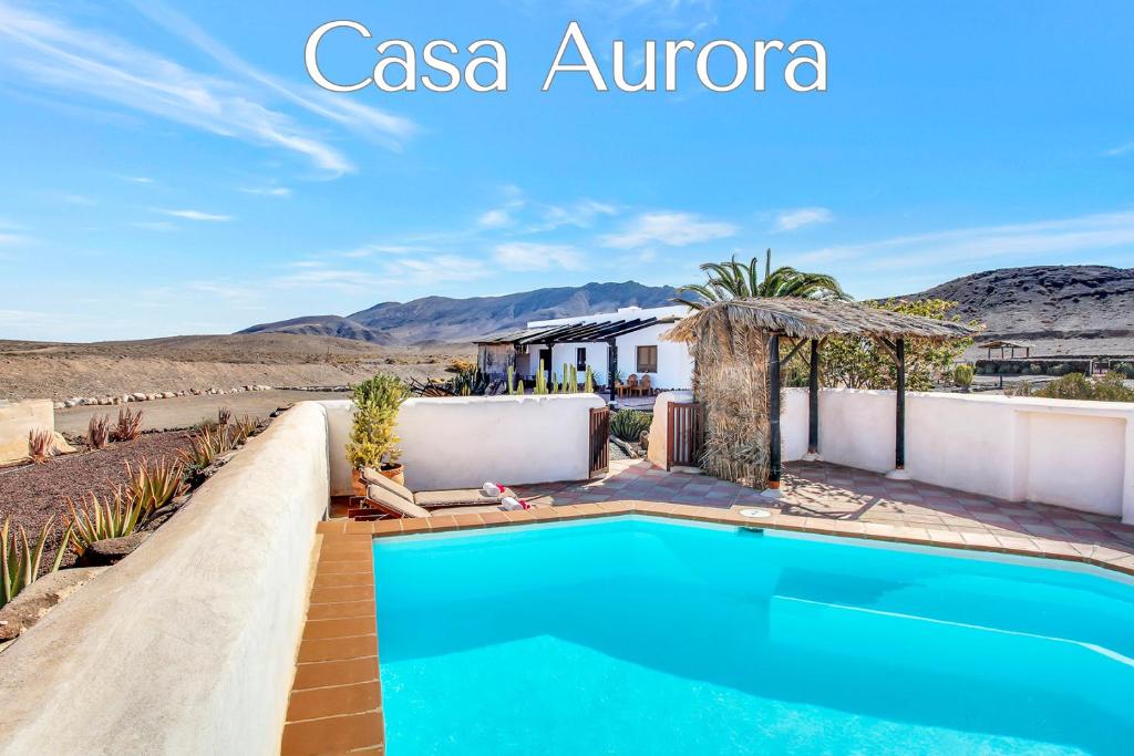 eine Villa in der Wüste mit einem Pool in der Unterkunft Casa Pilar, Aurora y Tarabilla en Finca Ecológica in Teguitar