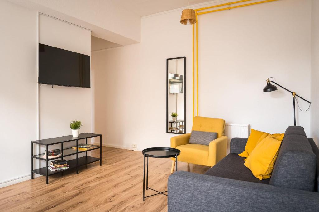 柏林的住宿－2 Bedroom Apartment in convinient location，客厅配有沙发和椅子