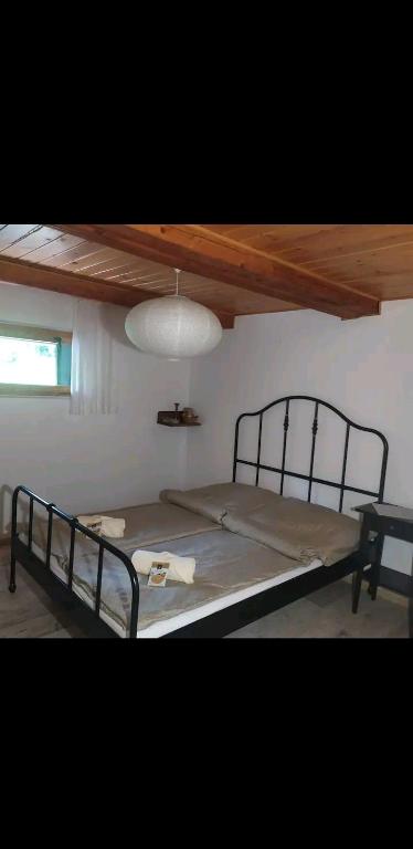 een groot bed in een kamer met een plafond bij Chata w górach in Porąbka