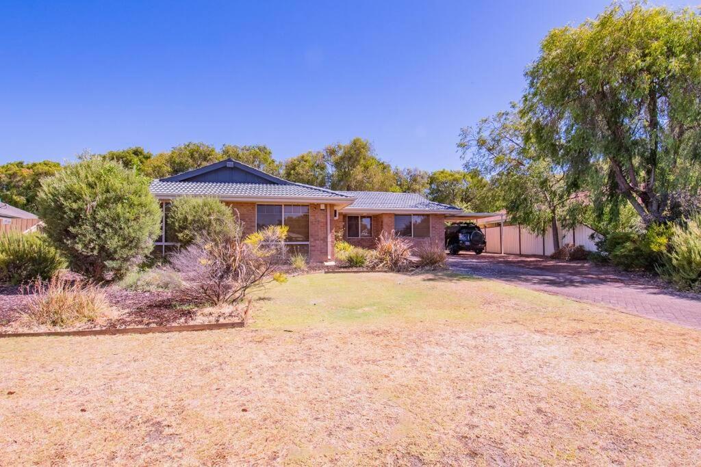 una casa en una subdivisión con un patio en Family Oasis At Busselton, en Geographe