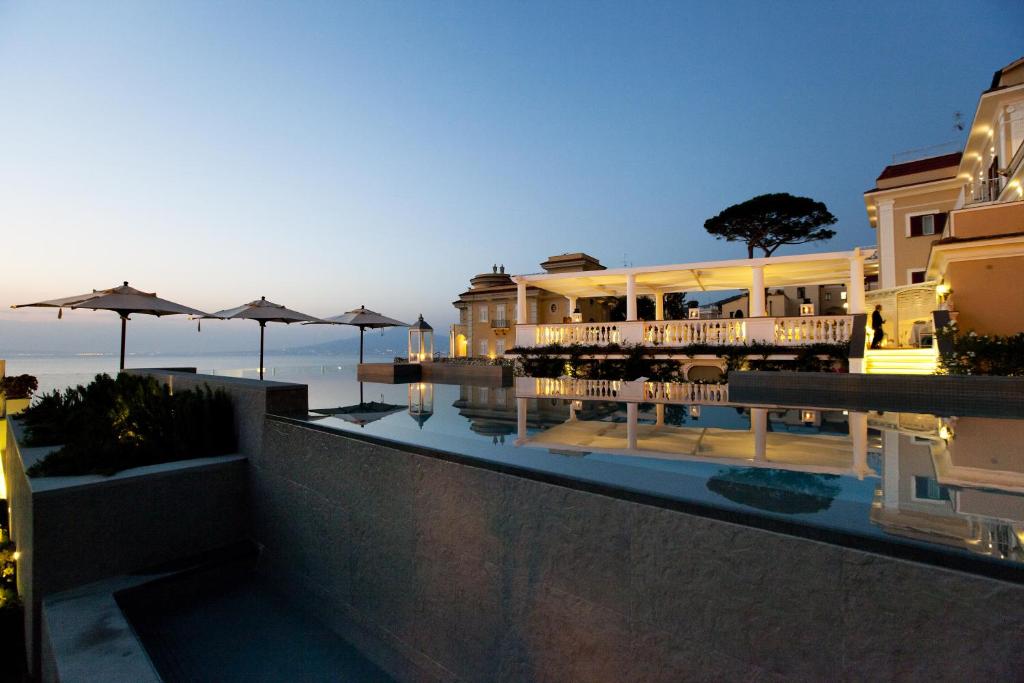 Bazén v ubytování Hotel Corallo Sorrento nebo v jeho okolí