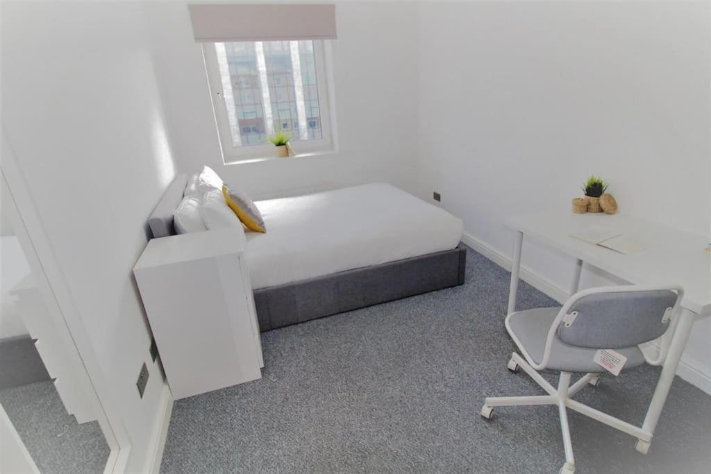 Tempat tidur dalam kamar di 3 Bed - Close to City Centre, LGI and Uni of Leeds - Long Stay Rates