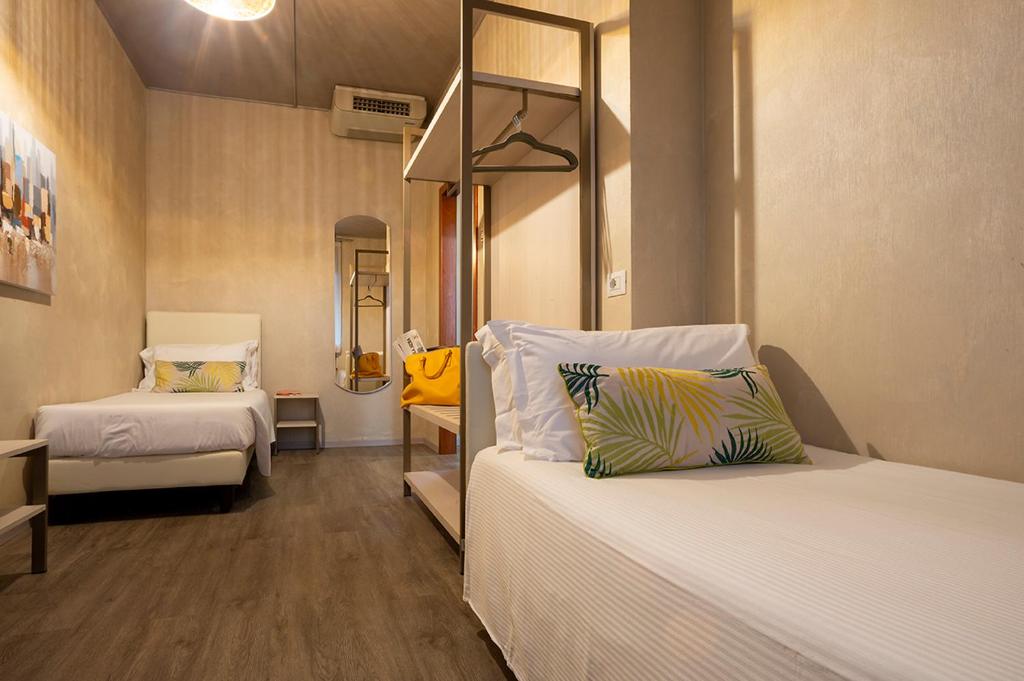 Postel nebo postele na pokoji v ubytování Hotel Embassy
