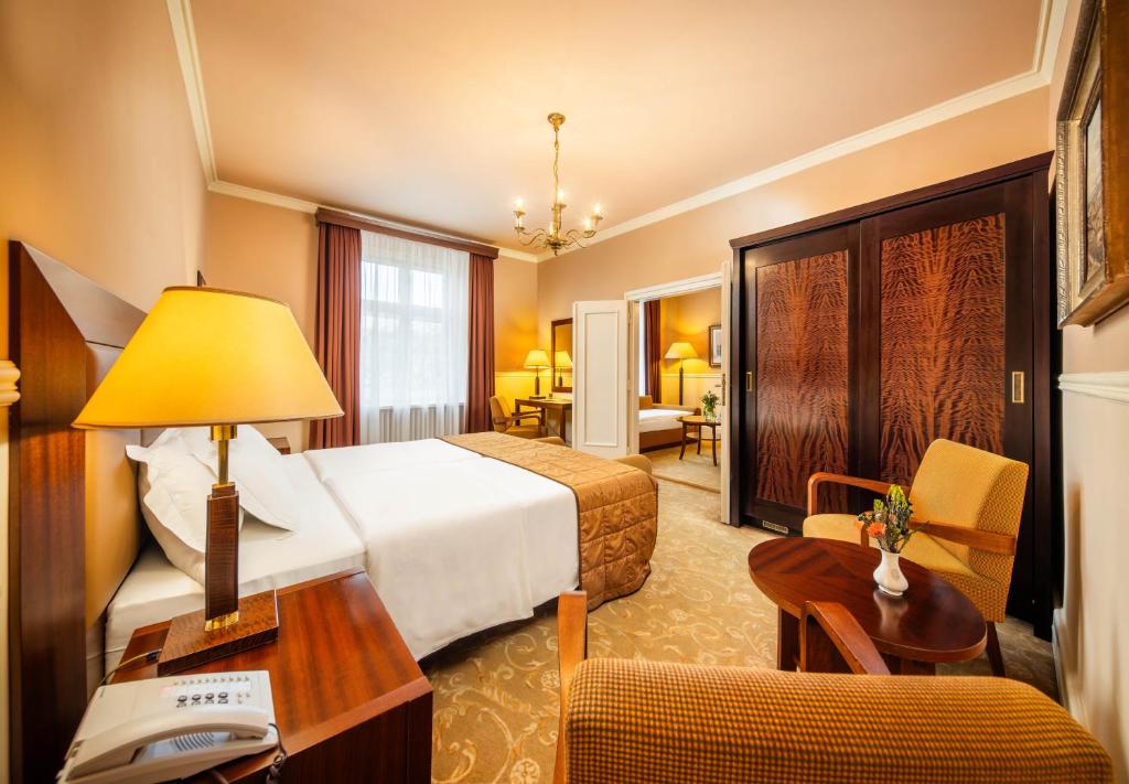 Postel nebo postele na pokoji v ubytování Esplanade Hotel Prague