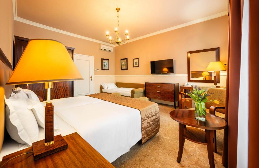 Postel nebo postele na pokoji v ubytování Esplanade Hotel Prague