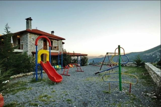 plac zabaw ze zjeżdżalnią i huśtawką w obiekcie Koustenis Village w mieście Dimitsana