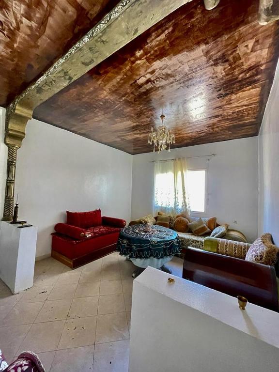 een woonkamer met een bank en een tafel bij Route de la jnane awrad lotissement 14 immeuble 5 étage 4 appartement 20 Marrakech in Marrakesh