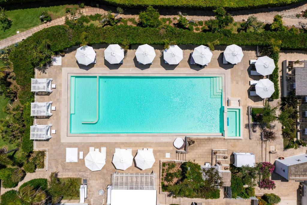 una vista sul tetto di una piscina con ombrelloni di Tenuta Centoporte a Otranto