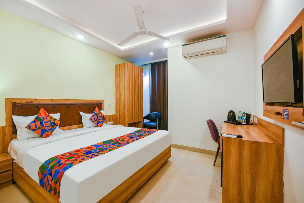Habitación de hotel con cama y TV de pantalla plana. en FabHotel Royal Residency I, en Nueva Delhi