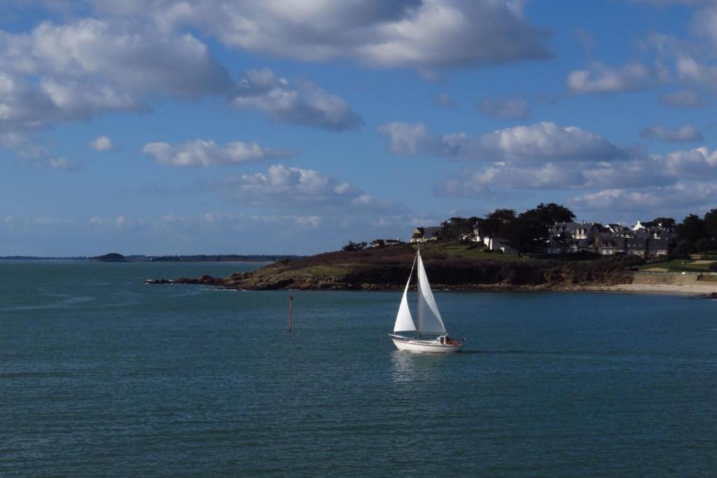 un voilier dans une grande étendue d'eau dans l'établissement Appartement A22, à Arzon