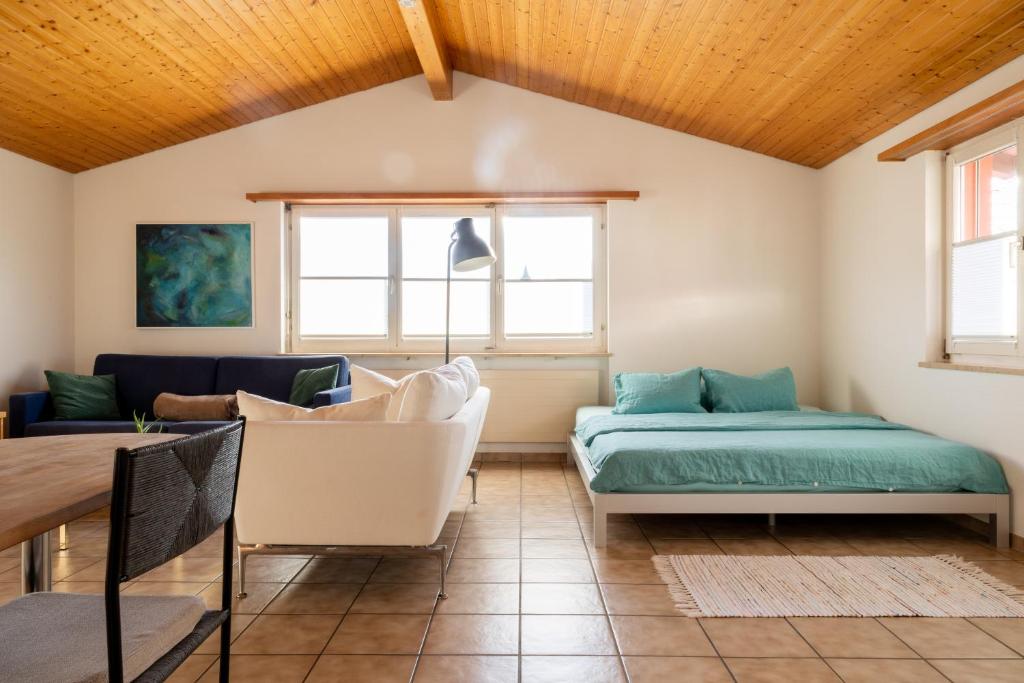 a living room with a bed and a couch at Casa Rosa in Arisdorf