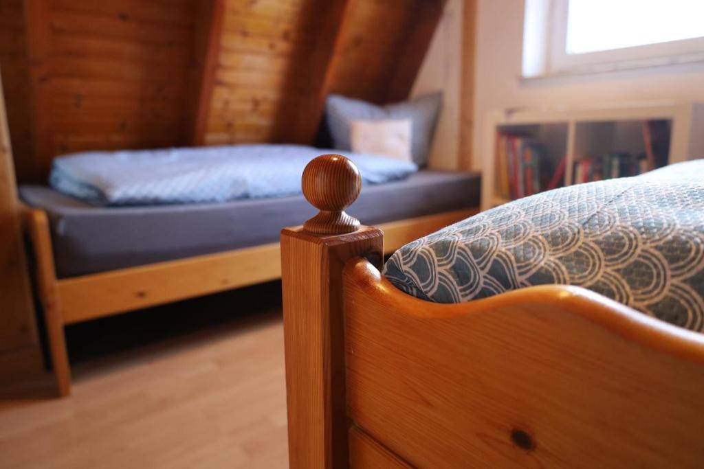 Stickhausen的住宿－Achims Huus 55178，一间卧室配有一张床和一个沙发