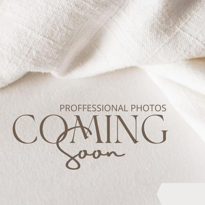 un primer plano de las palabras fotos profesionales pronto en Luxurious 3-Bed Penthouse en Handsworth