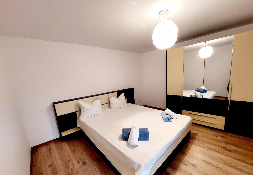 1 dormitorio con 1 cama con toallas en Casuta de sub munte, en Lopătari