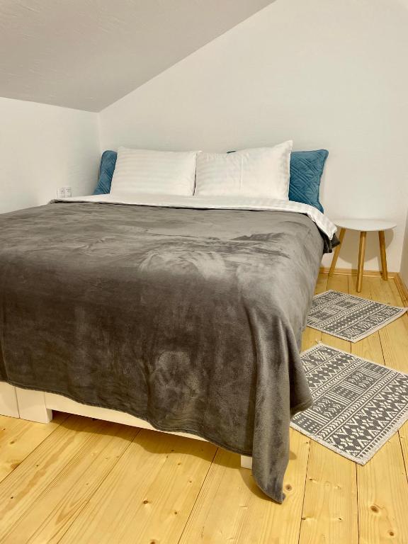 Postel nebo postele na pokoji v ubytování Nafta Aparts & Villas