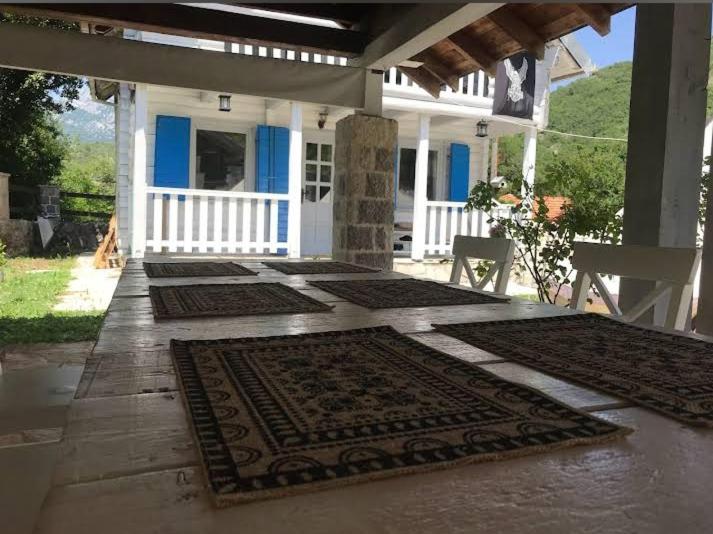 eine Veranda mit Teppichen auf dem Boden eines Hauses in der Unterkunft Touran Yoga Retreat Center 