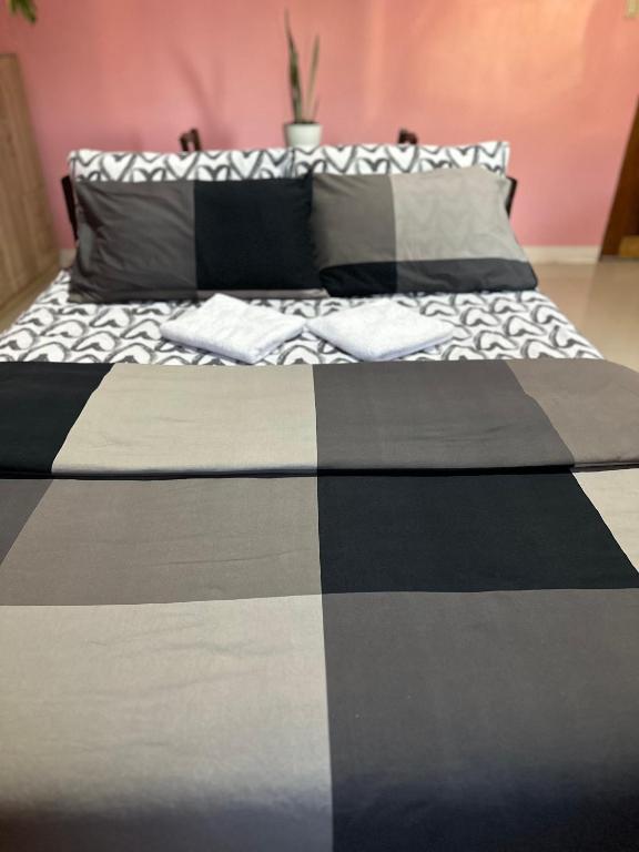 Postel nebo postele na pokoji v ubytování Rozay Travellers Inn