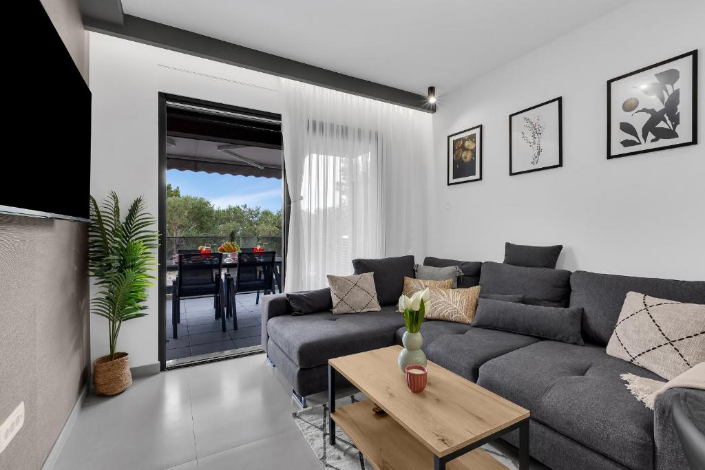 a living room with a couch and a table at Apartment Anna in Tučepi