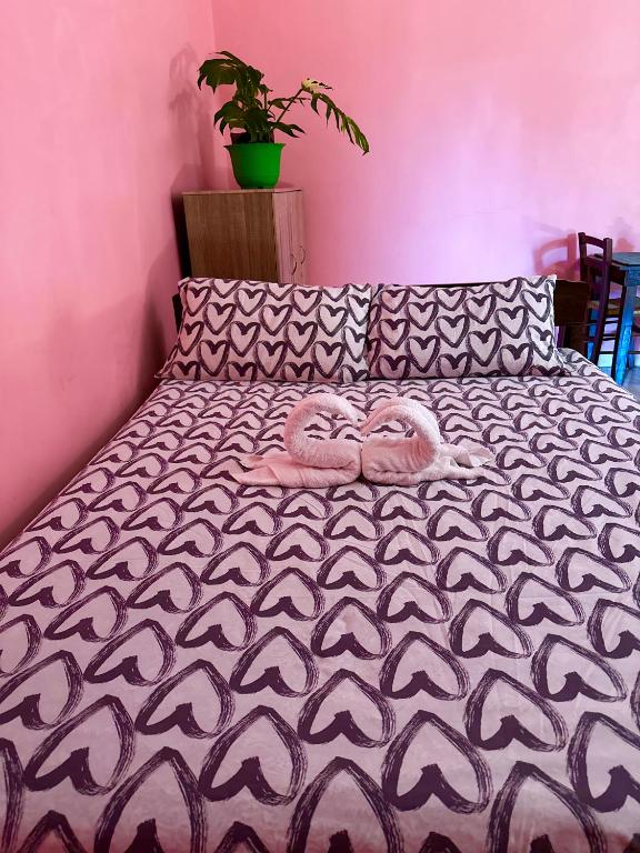 Postel nebo postele na pokoji v ubytování Rozay Travellers Inn