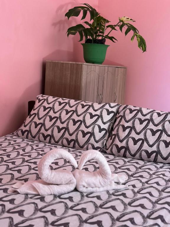 Postel nebo postele na pokoji v ubytování Rozay Travellers Inn