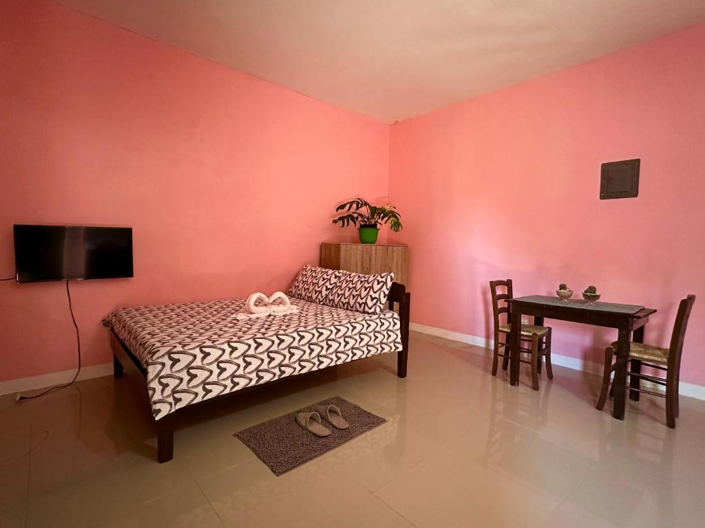 Postel nebo postele na pokoji v ubytování Rozay Travellers Inn