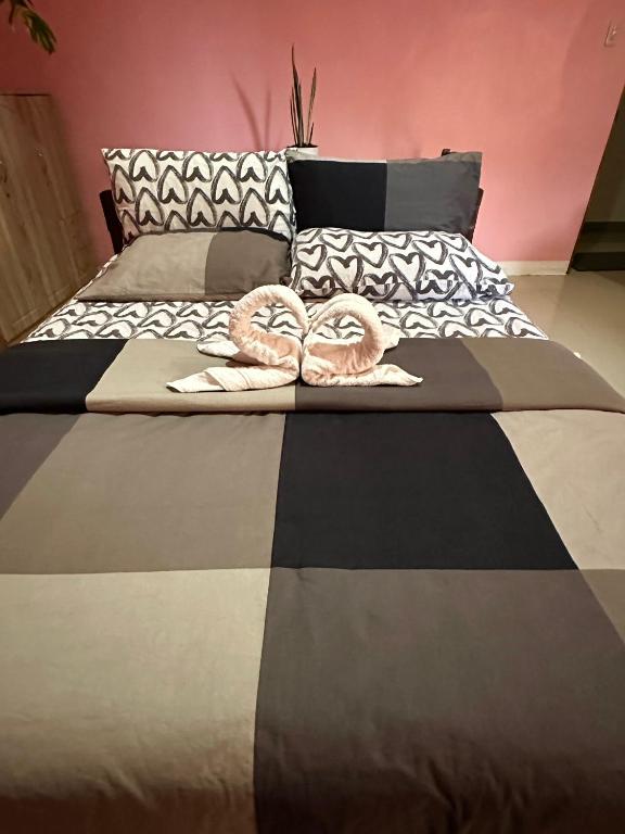 Postel nebo postele na pokoji v ubytování Rozay Travellers Inn