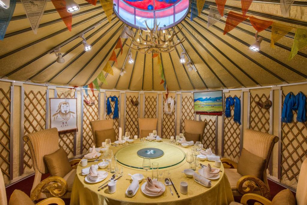 ein Esszimmer mit einem Tisch in einer Jurte in der Unterkunft Holiday Inn Shijiazhuang Central by IHG in Shijiazhuang
