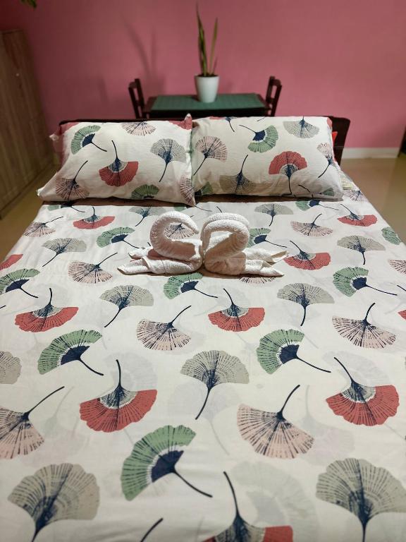 Postel nebo postele na pokoji v ubytování Rozay Travellers Inn