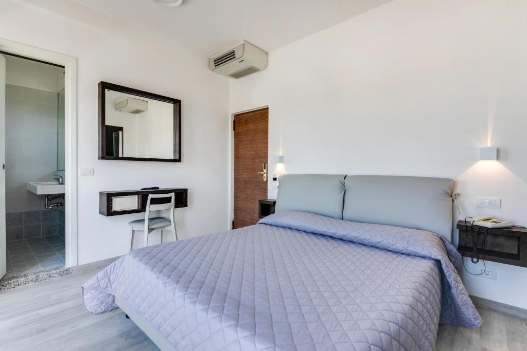 Postel nebo postele na pokoji v ubytování MARITTIMO Riccione - Hotel Clipper FRONTE MARE