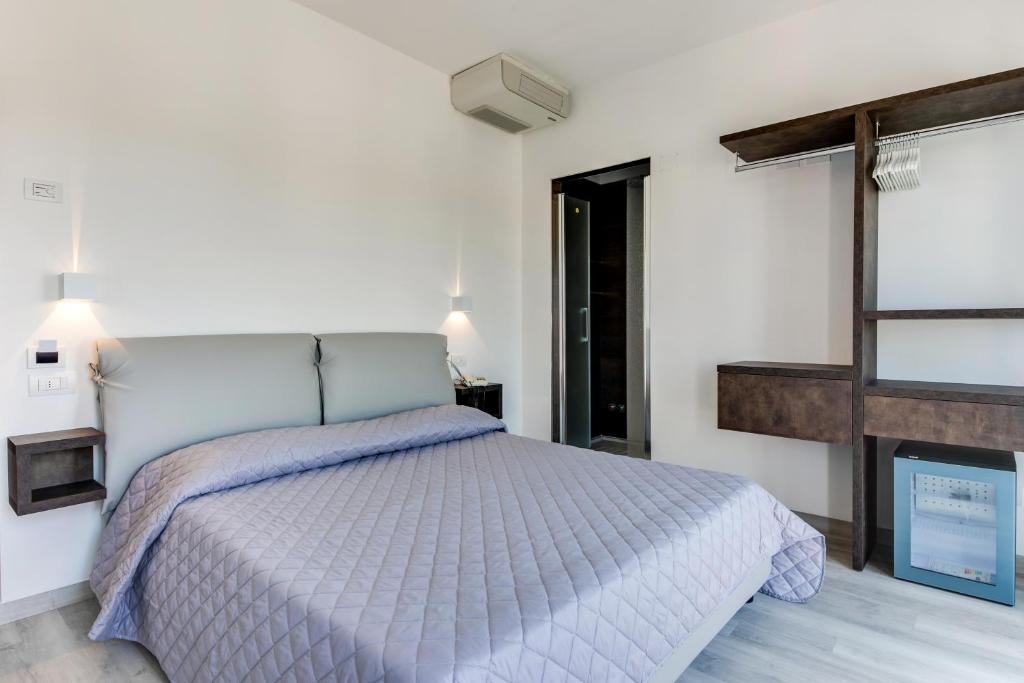 Postel nebo postele na pokoji v ubytování MARITTIMO Riccione - Hotel Clipper FRONTE MARE
