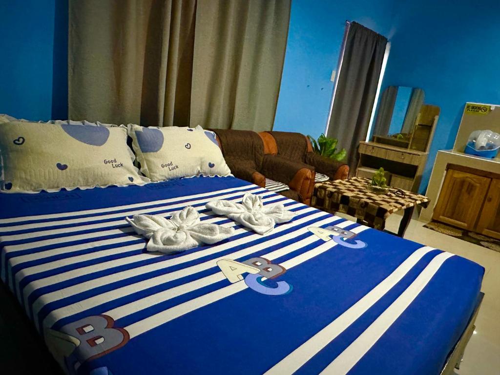 Postel nebo postele na pokoji v ubytování Rozay Travellers Inn