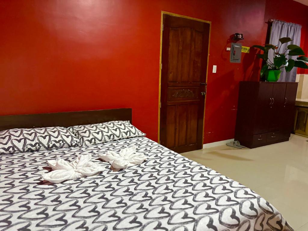 Postel nebo postele na pokoji v ubytování Rozay Travellers Inn