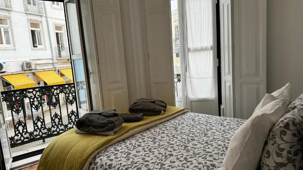 リスボンにあるカサ ド コンデのベッドルーム1室(ベッド1台、大きな窓付)