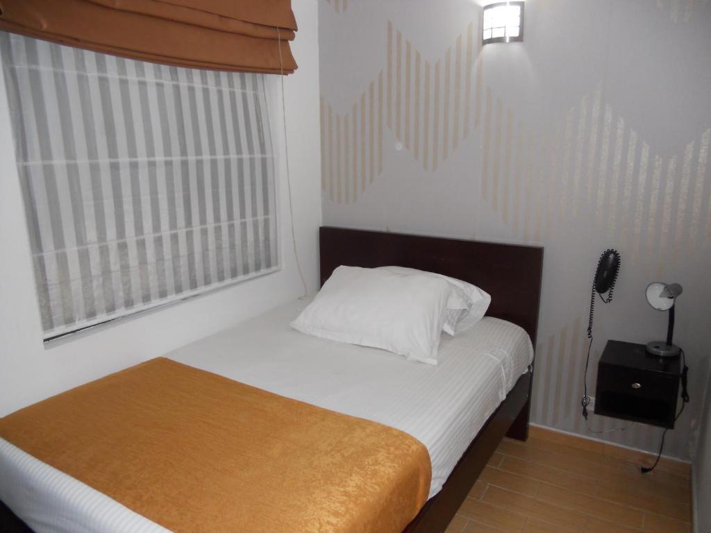 Postel nebo postele na pokoji v ubytování Hotel Expo Inn Embajada
