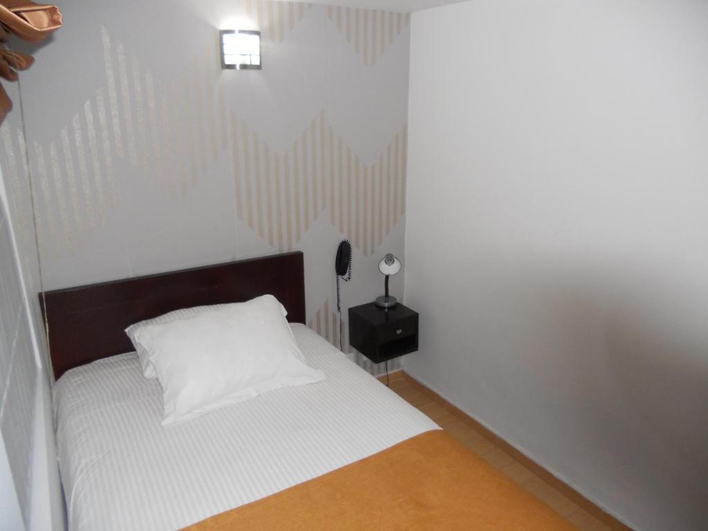 Postel nebo postele na pokoji v ubytování Hotel Expo Inn Embajada