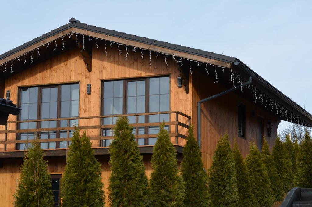 ein Haus mit Eiszapfen an der Seite in der Unterkunft Nafta Aparts & Villas in Schidnyzja