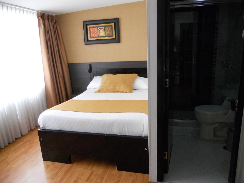 Postel nebo postele na pokoji v ubytování Hotel Expo Inn Embajada