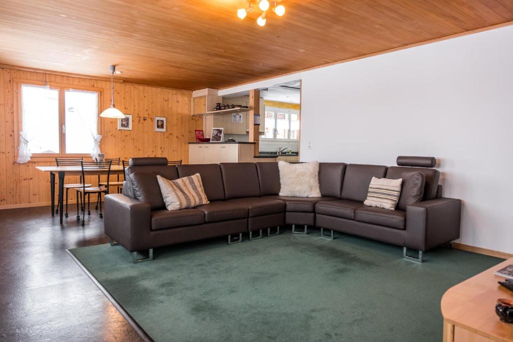 a living room with a couch and a table at Apartment Obem Doregade - GRIWA RENT AG in Grindelwald