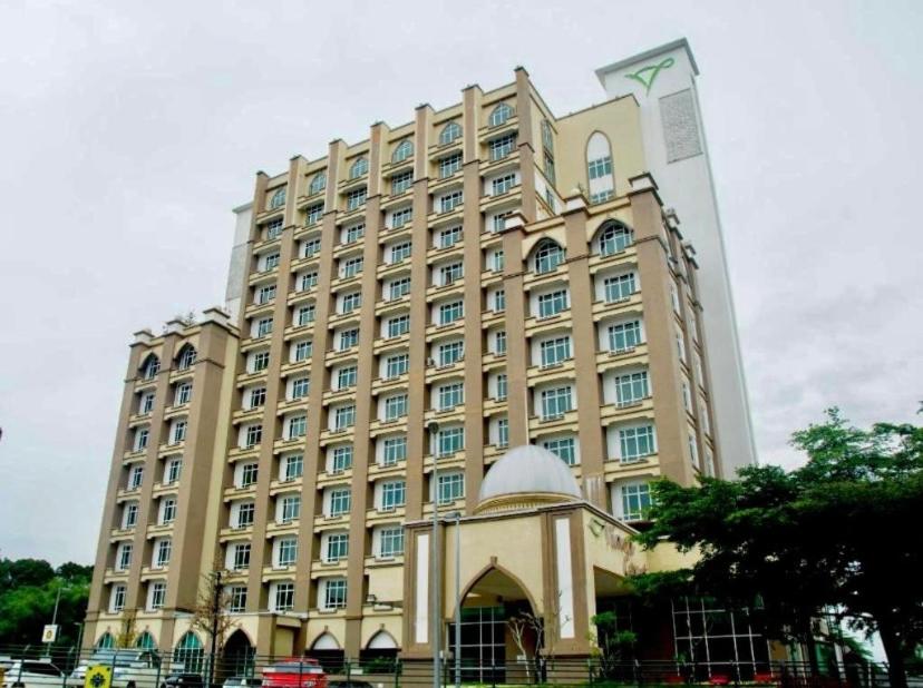 un grand bâtiment avec un dôme en face de celui-ci dans l'établissement Private Studio Viana Court Service Apartment 3 with private parking, à Kota Bharu