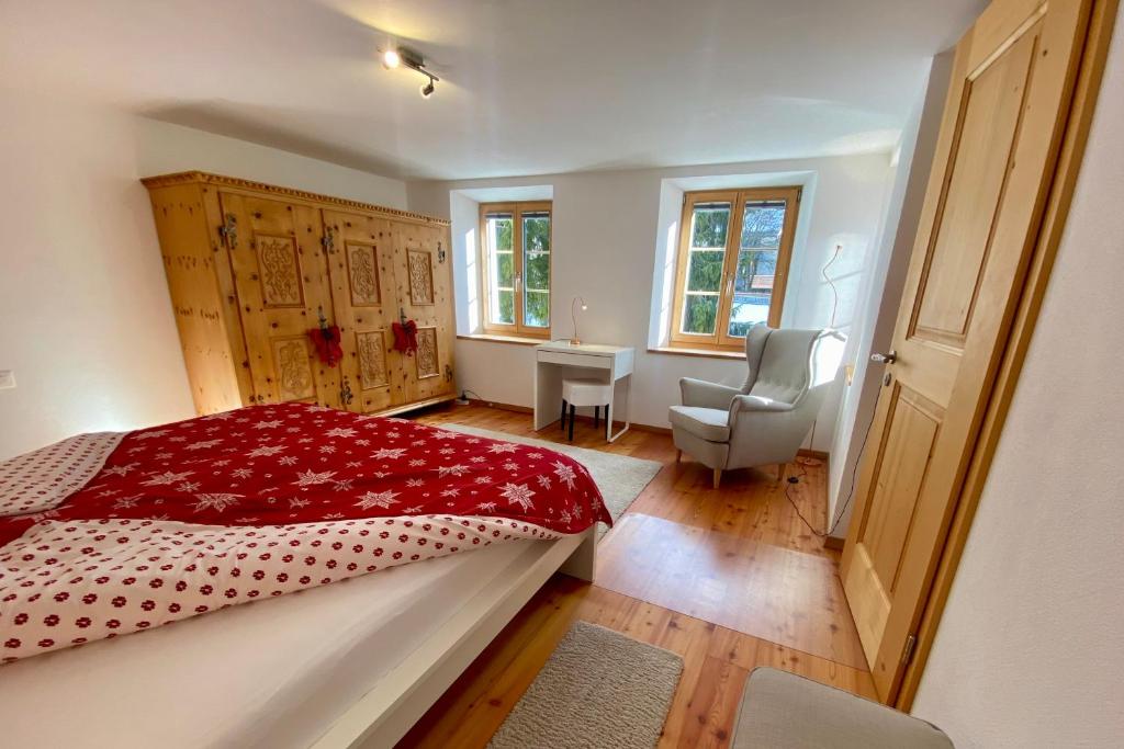 Schlafzimmer mit einem Bett, einem Schreibtisch und einem Stuhl in der Unterkunft Engadin Holidays ch - Chasa 32 in Guarda in Guarda