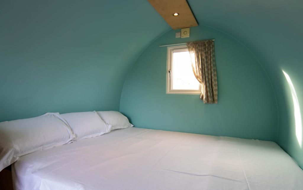 Postel nebo postele na pokoji v ubytování Broom Leisure Camping Pods