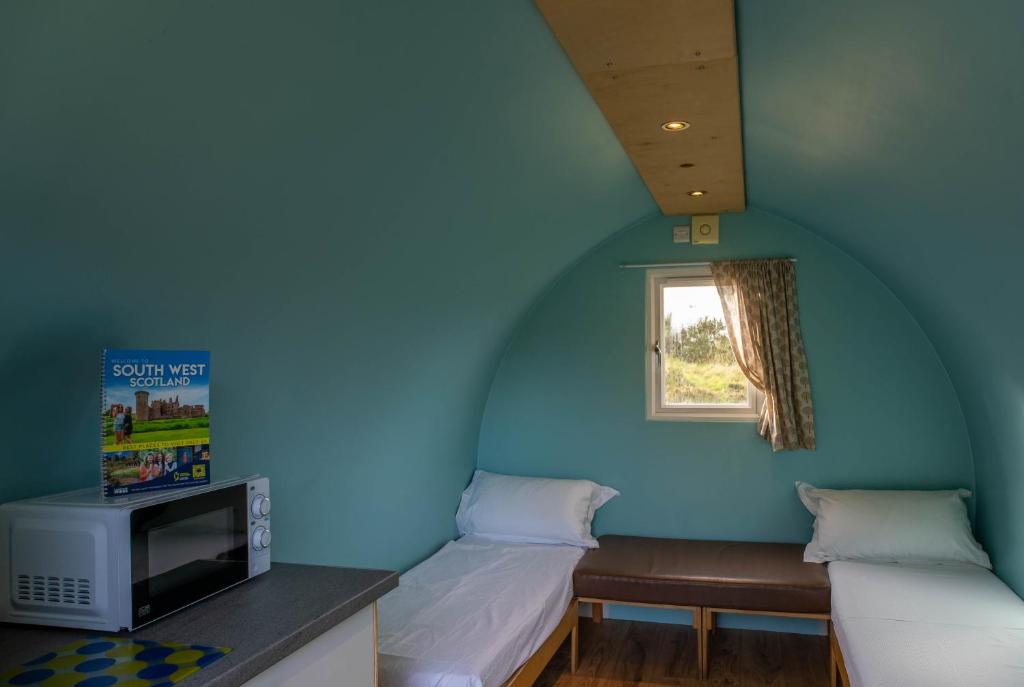 Posezení v ubytování Broom Leisure Camping Pods
