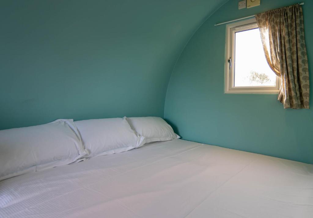 Postel nebo postele na pokoji v ubytování Broom Leisure Camping Pods