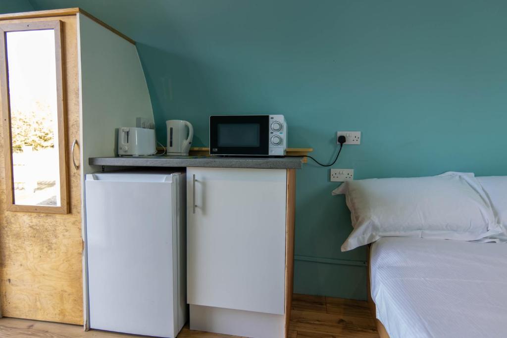 Kuchyň nebo kuchyňský kout v ubytování Broom Leisure Camping Pods