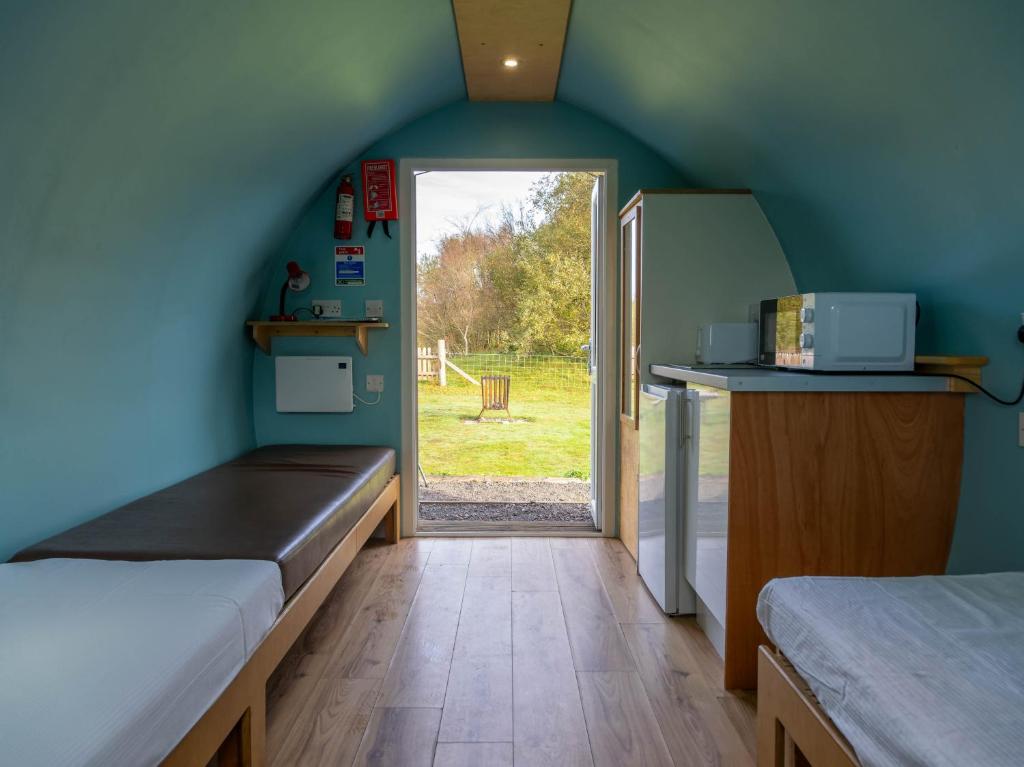 Postel nebo postele na pokoji v ubytování Broom Leisure Camping Pods